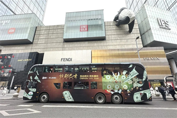 格力钛打造文旅观光新模式，脸谱双层观光巴士惊现成都街头