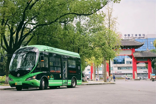 春江水暖万物复苏，踏青和格力钛观光巴士更配哦！
