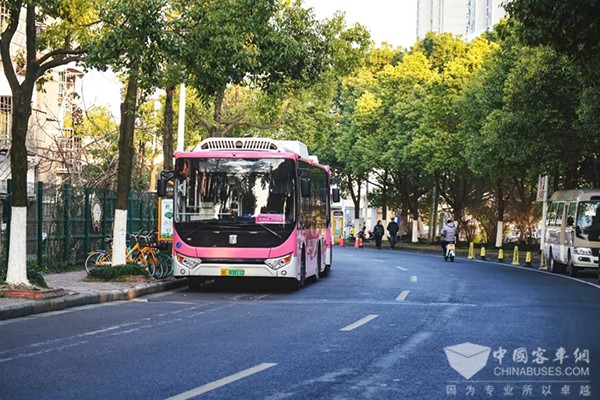 吉利星际客车 玫瑰红专线 公交新气象