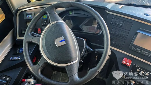 吉利星际客车 玫瑰红专线 公交新气象