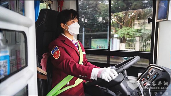 吉利星际客车 玫瑰红专线 女驾驶员