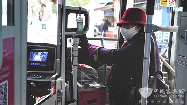 吉利星际客车 玫瑰红专线 女驾驶员