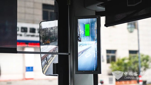 吉利星际客车 玫瑰红专线 女驾驶员