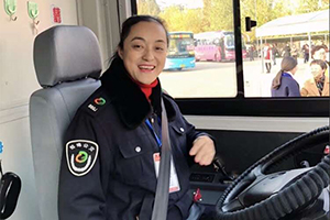 全国人大代表杨苗苗：建议将公交驾驶员岗位纳入特殊工种