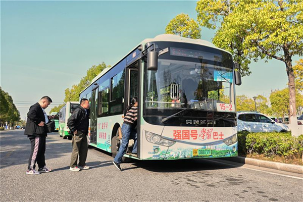 安庆首辆“学习强国”主题公交车投运，进一步打造学习型社会
