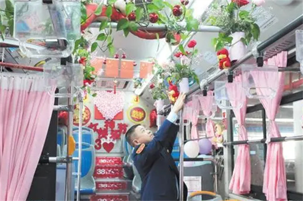 感受长沙粉色浪漫！快来乘坐“开”满玫瑰的主题公交
