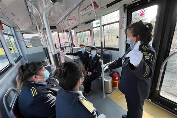 这条老年乘客最多的公交线打造“巾帼助老服务”品牌