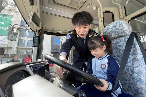 西安公交集团“车厢课堂”进校园 文明出行我当先