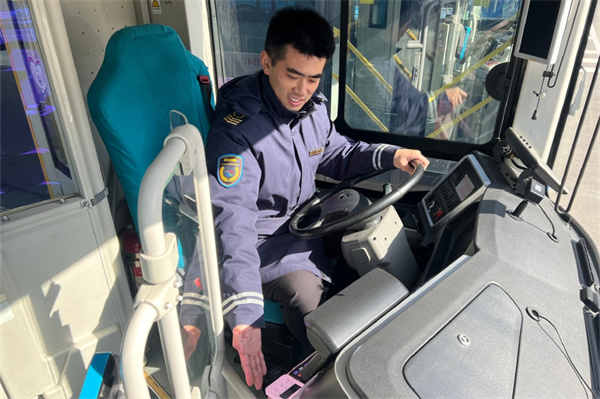 青岛这辆公交车上再添服务神器，打造红色主题车厢