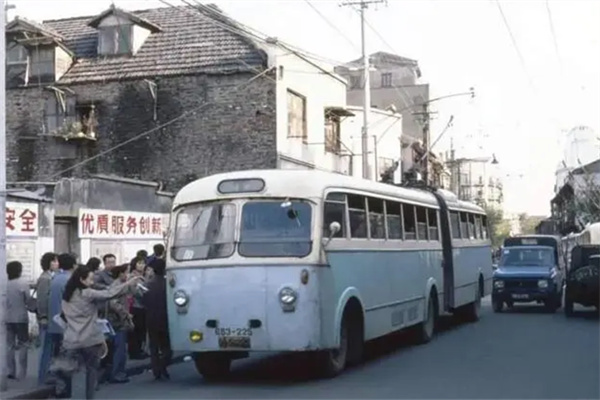 承载杨浦人情怀，上海百年公交14路“焕新”出发