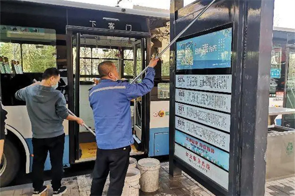 太原公交洗出站台“俊容颜” 提升乘客出行“靓环境”