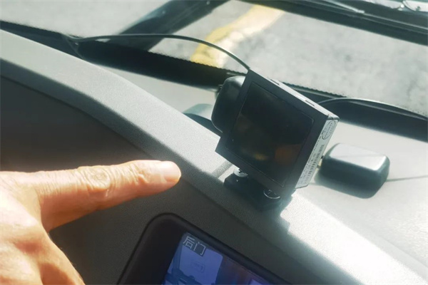 温馨巴士公交车安全再添“保护衣”——主动预警刹车 