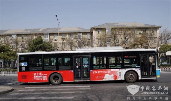 20款北京日报报业集团融媒产品亮相北京公交车