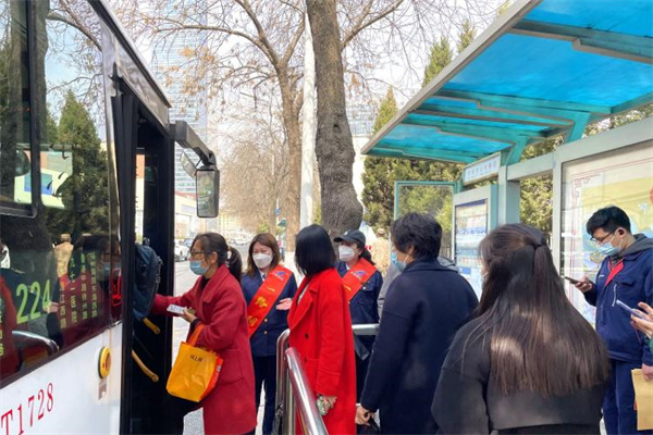 青岛公交构筑文明发展“跑道” 成为城市文明的最美底色