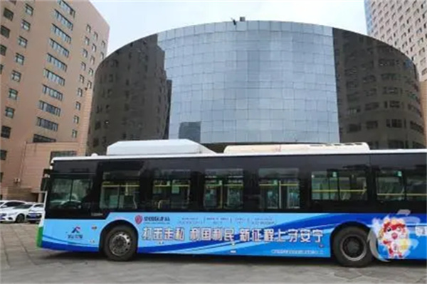 流动宣传站丨青岛上线运营首辆“打击走私号”主题公交