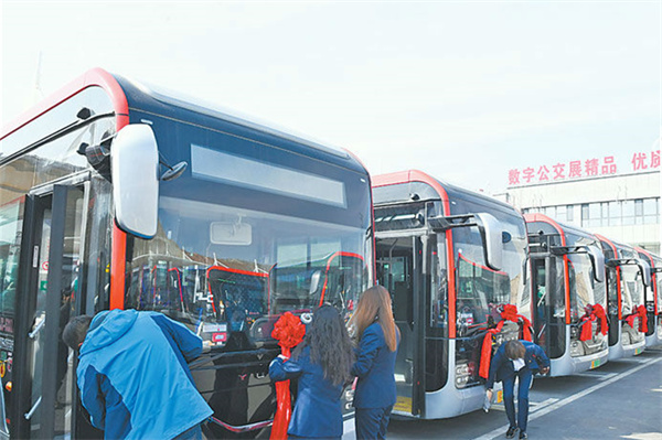 乌鲁木齐市公交线路引进一批新能源车辆，配备多种人性化乘车设施