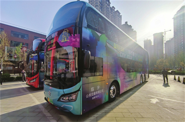 临汾公交双层观光巴士开通运营，民众可免费乘坐