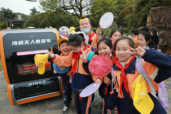 苏州金龙无人驾驶闪耀牡丹花会 智能网联赋能文旅复兴 