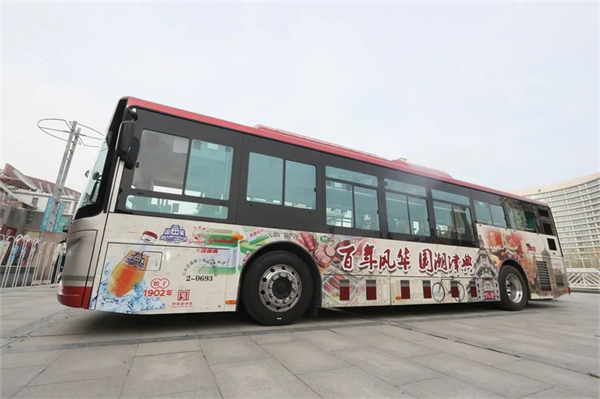 天津1路公交“名牌加身” 市民乘客纷纷打卡