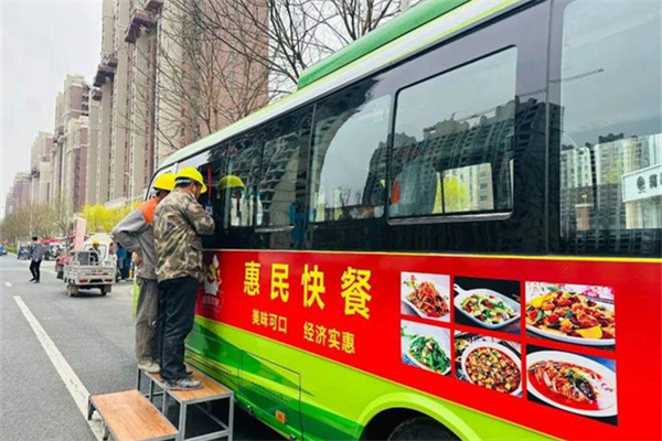沧州公交打造“惠民快餐巴士”化身流动食堂
