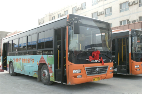 新疆阿克苏市：“交邮融合” 快递“坐”公交进村