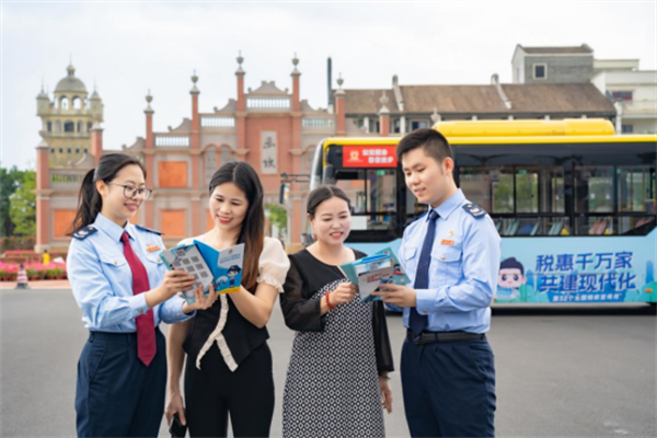 江门税游侨乡主题公交车上路啦，直达赤坎古镇！