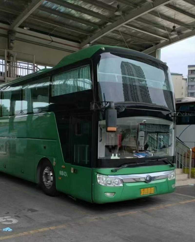  42座国五后开门四轮碟刹缓速器宇通6126气囊车