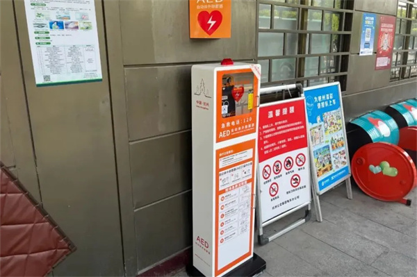 杭州多个公交站装上的这种新盒子关键时刻能救命！