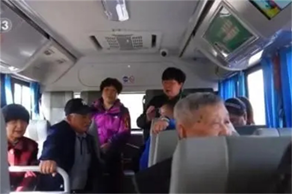 公交车拉来消费“新生力量”，连通农村集镇 