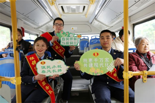 广安经开税务局：税宣“搭乘”公交车 便民春风如约至