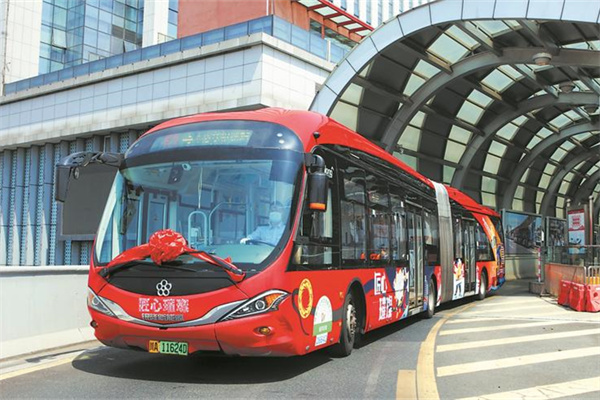 致敬匠心！成都上线“锦江号”“匠心璀璨”主题公交