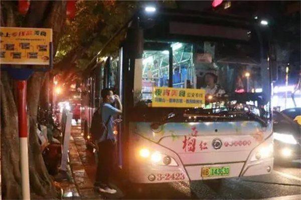一站直达各大热门夜市！广西柳州开通“夜宵美食公交”专线开跑