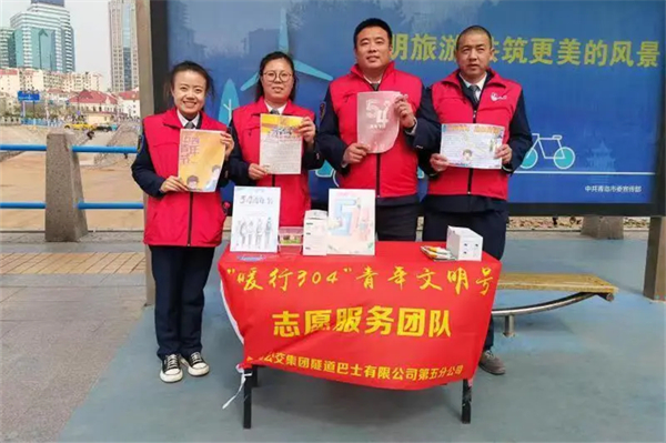 304路公交线打造主题车厢致敬“五四”青年节