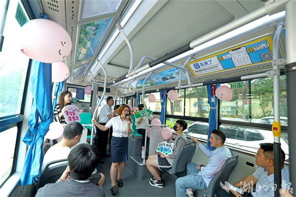武汉公交推出“青春奋斗号”公交专列402路