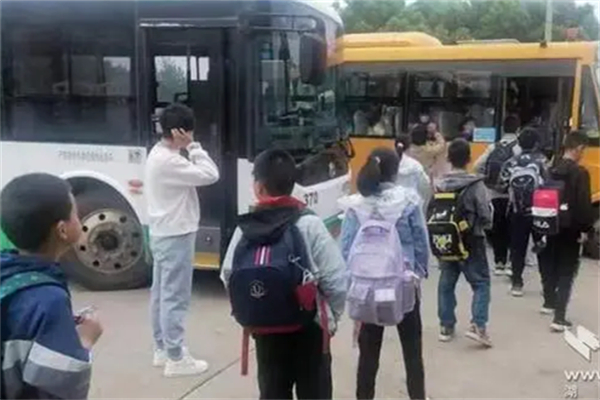 武汉军山凤凰苑“定制公交车站”让群众出行更便捷更安全