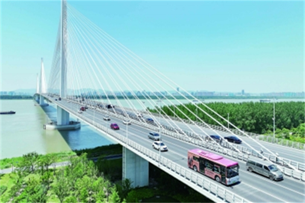 南京江心洲长江大桥开通首条公交线五〇九路