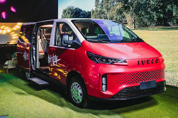 90后游戏动漫大玩家梁可馨的梦想 依维柯聚星来赋予