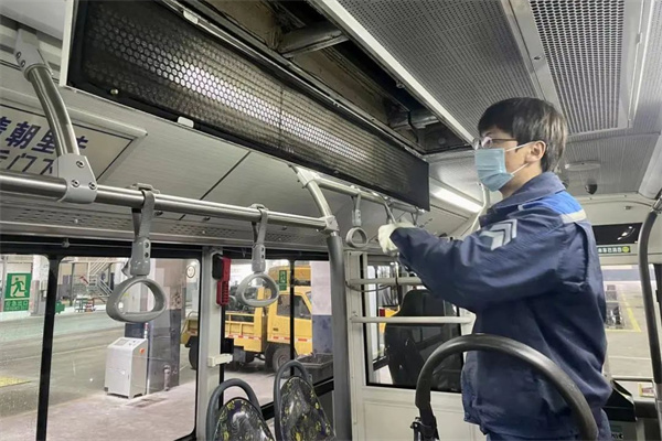 夏日降至，沪上公交行业正在开展车辆空调“洗肺”工作