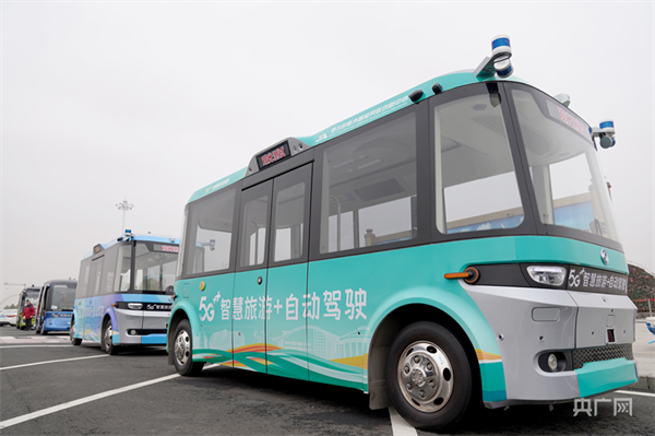 自动驾驶公交车惊艳亮相康巴什，预计五月底完成调试