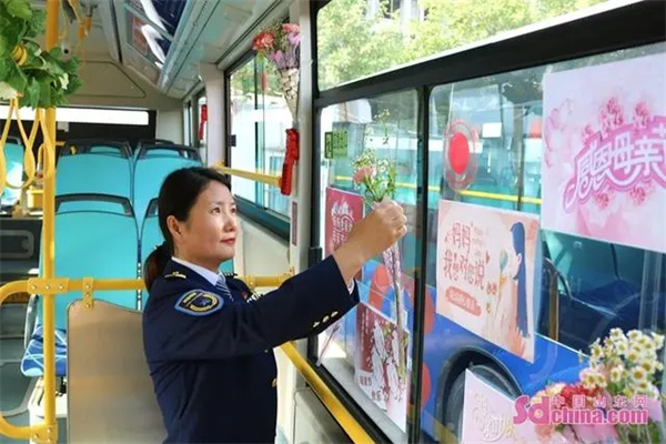 告白卡、赠鲜花丨青岛公交车上演绎“别样”母亲节
