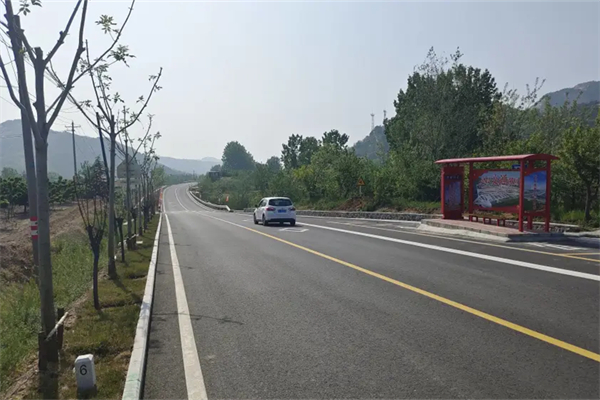 牟平区港湾式公交站台扮靓乡村暖人心