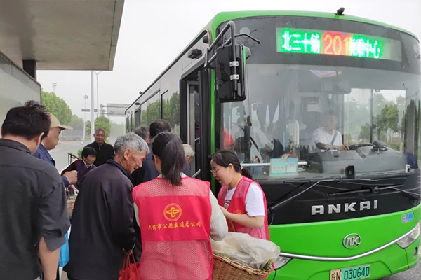 菜农有了“专属公交” 六安市菜农专线公交可以直达菜市场