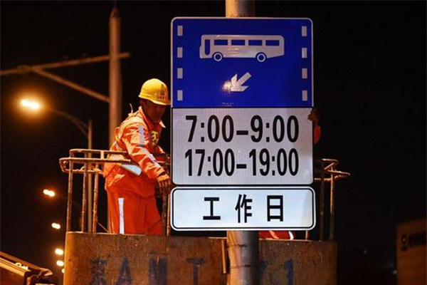 北上深蓉等地出台公交专用道共享政策 是否应慎重决定?