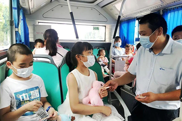 保障安全出行 武汉公交赠小乘客六一礼物和安全出行卡