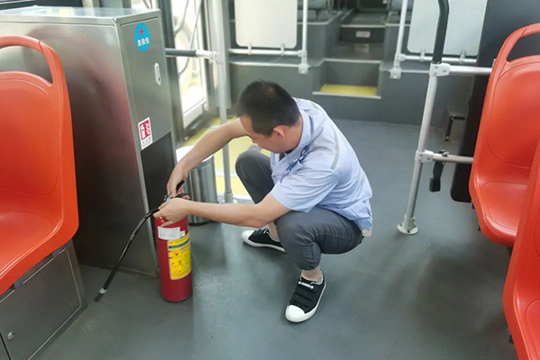 太原公交加强安全隐患排查 维护更换消防器材