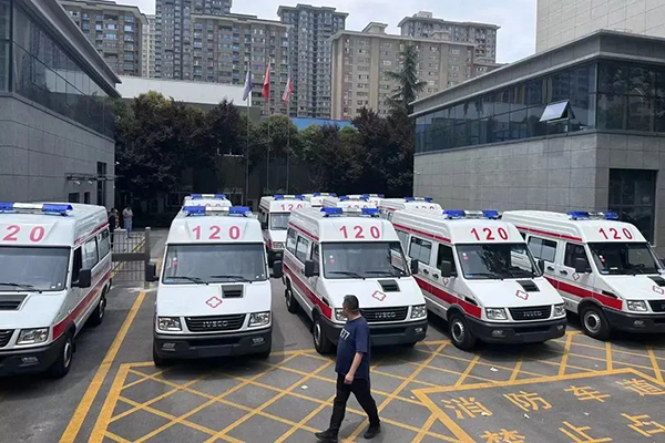 为生命安全提供保障 南京依维柯批量交付依维柯经典得意救护车