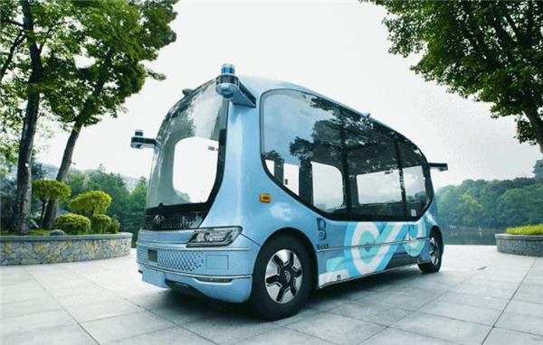 又潮、又萌、又有趣！宇通小宇带你打卡重庆网红景点秀湖公园