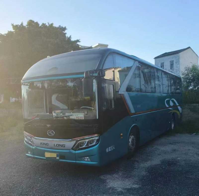 两台50座新款金龙6127高一气囊中门旅游车