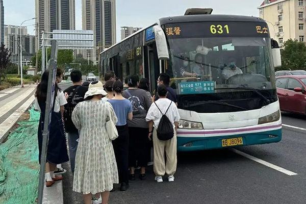 为市民出行提供便利 温馨巴士这条高峰地铁接驳线路日益火爆