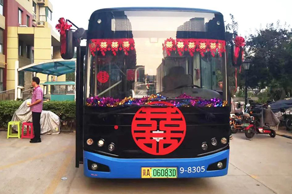 石家庄新能源公交车变“婚车” 这对新人的婚礼低碳又浪漫